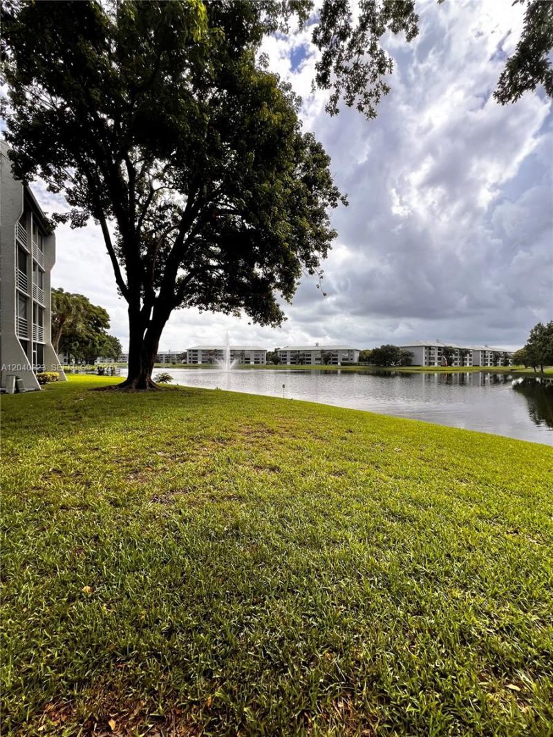 9235 Lagoon Pl , Unit 109, Davie, FL 33324 Photo