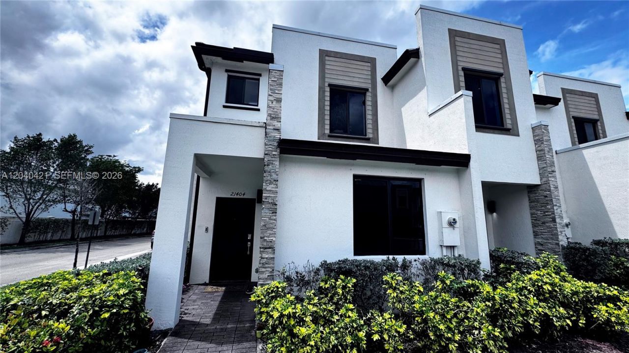 21404 NE 3rd Path , Miami, FL 33179 Photo