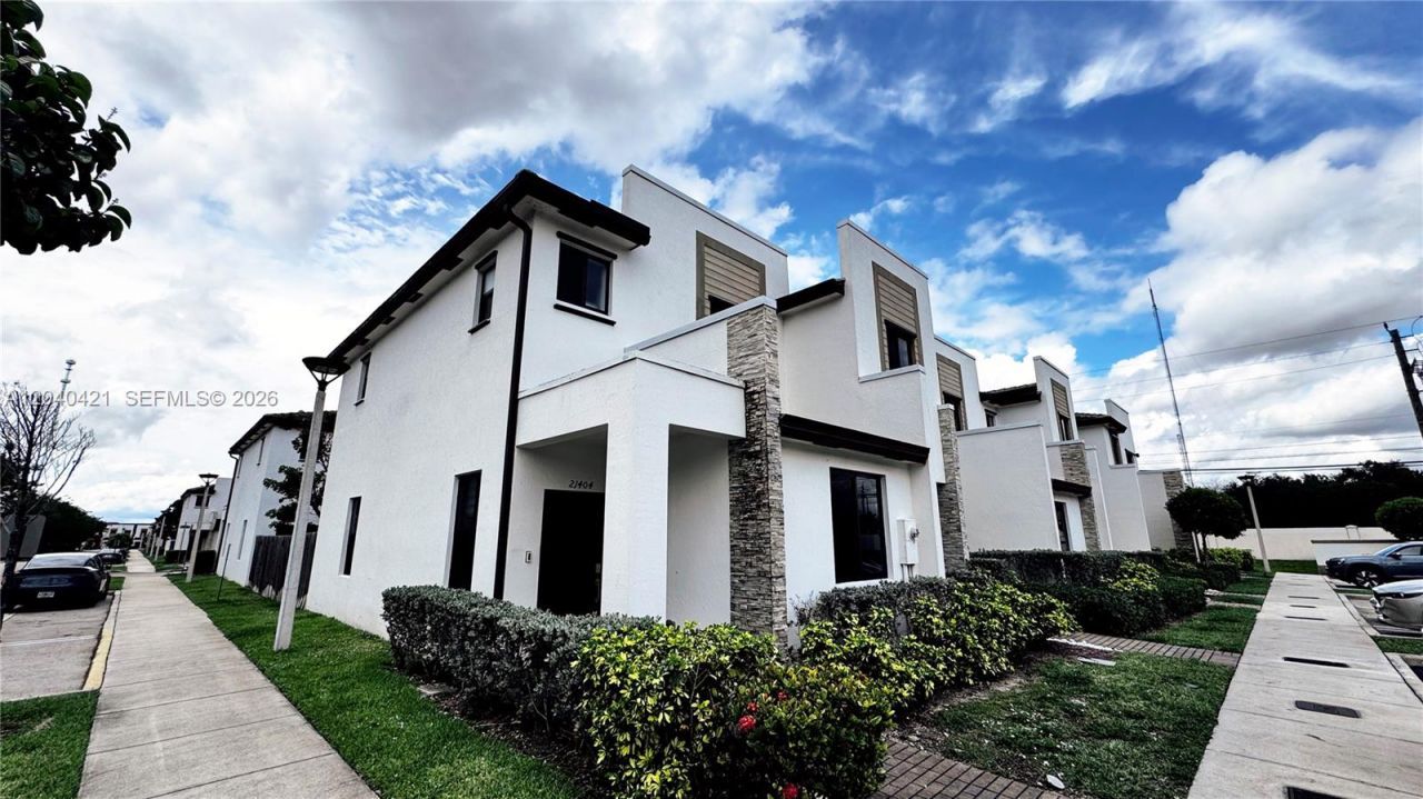 21404 NE 3rd Path , Miami, FL 33179 Photo