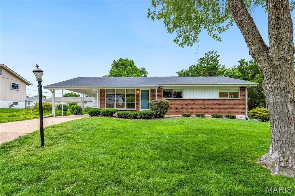 957 Active Drive, Saint Louis, MO 63146 Main Photo