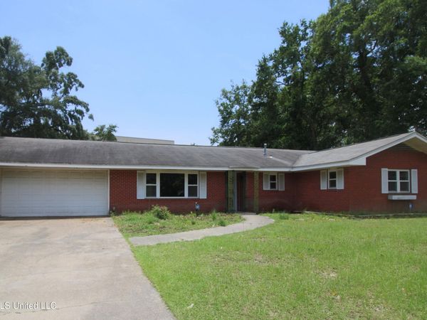 325 Oakridge Circle, Biloxi, MS 39531