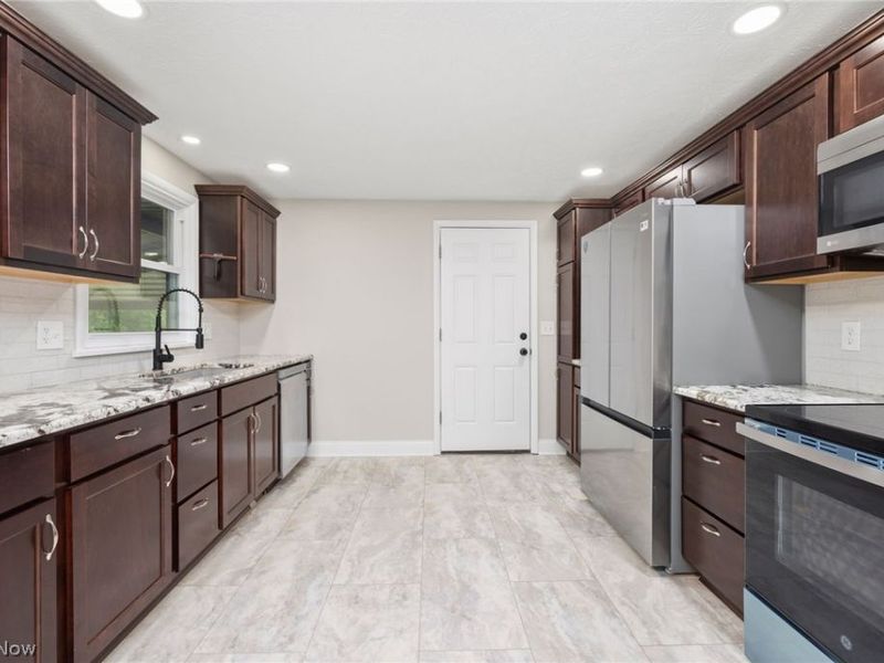 478 Bicksler Drive, Wadsworth, OH 44281 Photo 6