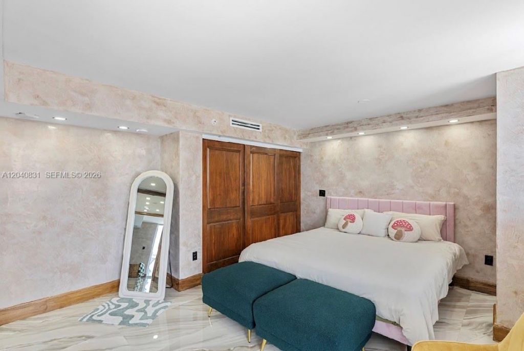 2457 Collins Ave , Unit 1603, Miami Beach, FL 33140 Photo