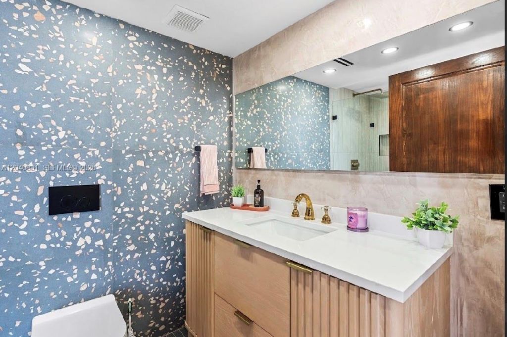 2457 Collins Ave , Unit 1603, Miami Beach, FL 33140 Photo