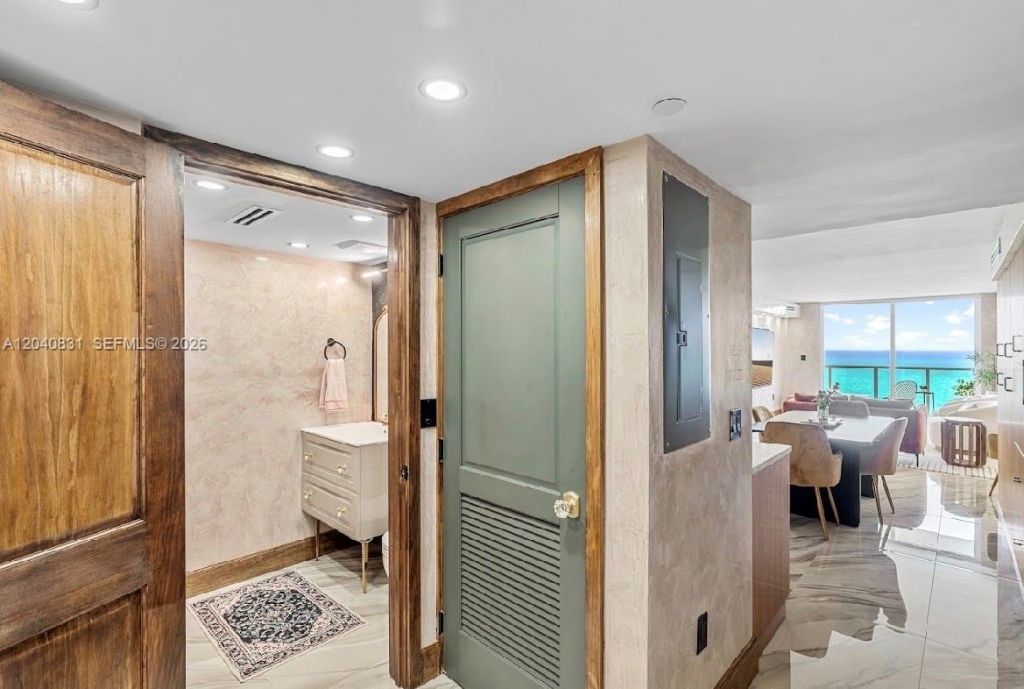 2457 Collins Ave , Unit 1603, Miami Beach, FL 33140 Photo