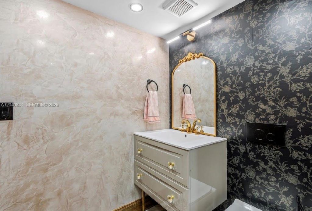2457 Collins Ave , Unit 1603, Miami Beach, FL 33140 Photo