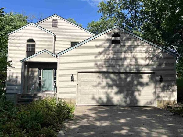 2624 Bluffwood Circle, Iowa City, IA 52245
