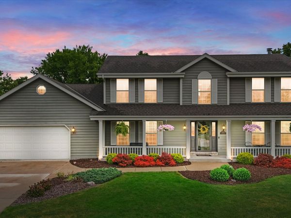 W147N7026 Woodland Dr, Menomonee Falls, WI 53051