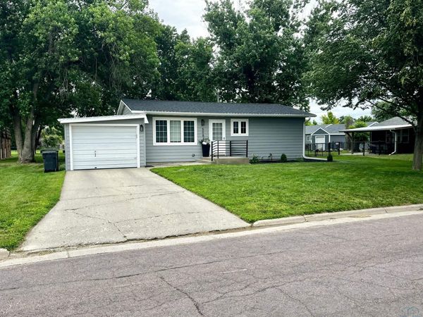 508 S Court St, Elk Point, SD 57025