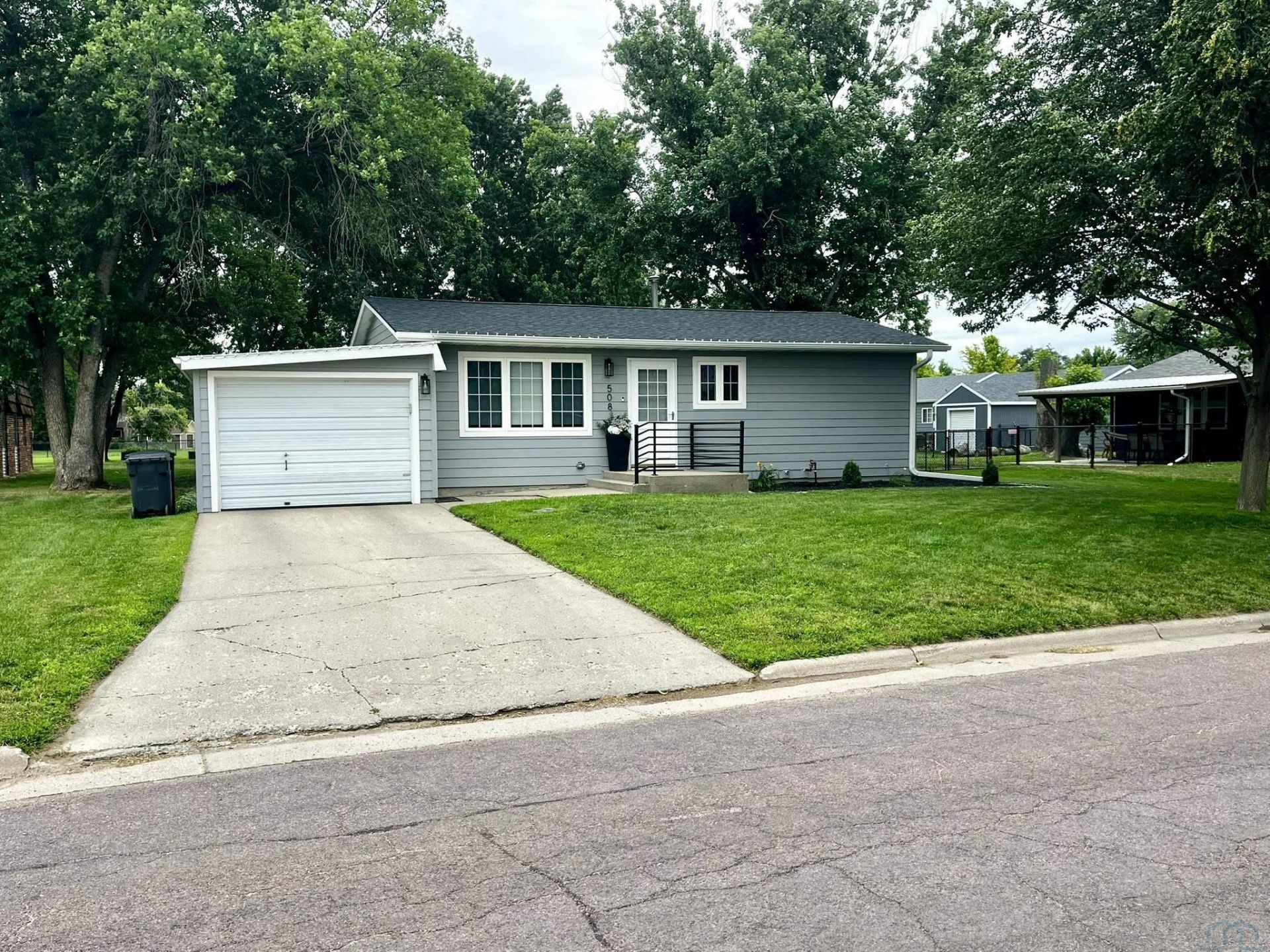 508 S Court St, Elk Point, SD 57025 Main Photo