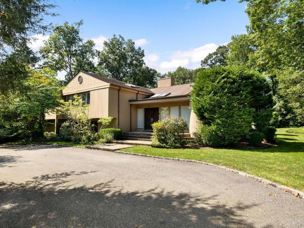 8 Kodiak Drive , Woodbury, NY 11797
