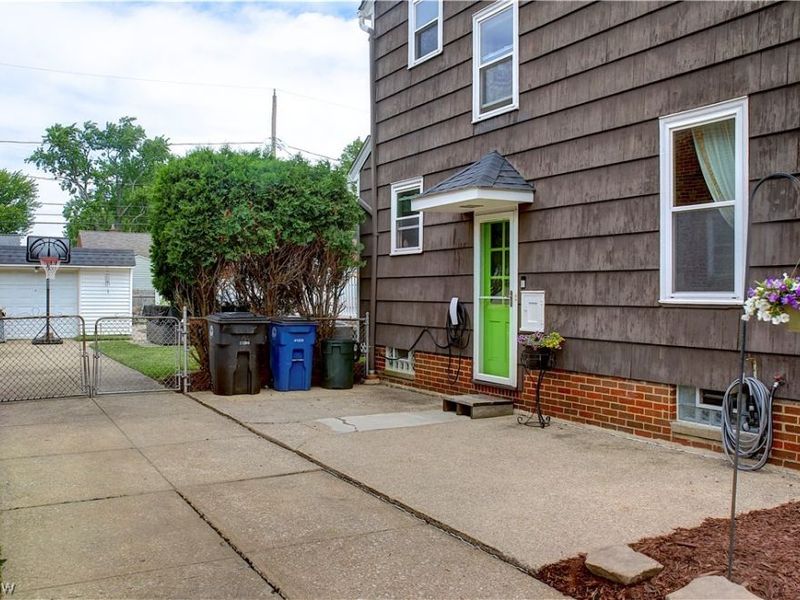16204 W Park Road, Cleveland, OH 44111 Photo 30