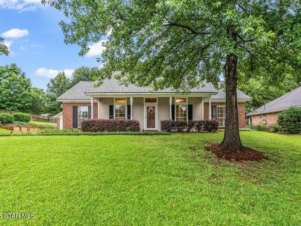 113 Oakridge, Starkville, MS 39759