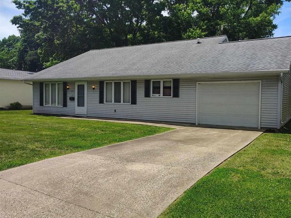 414 SUMMERS Drive, Macomb, IL 61455