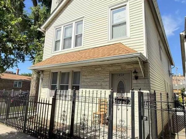 3824 S Sacramento Avenue , Chicago, IL 60632