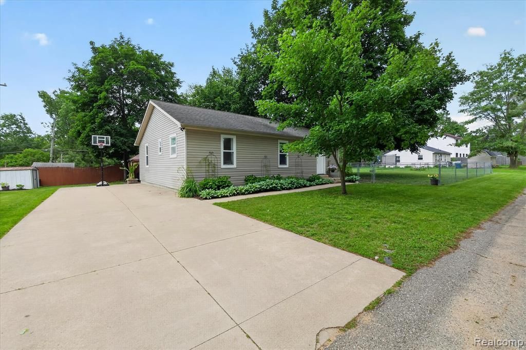 9115 Maplewood Drive, White Lake Township, MI 48386 Main Photo