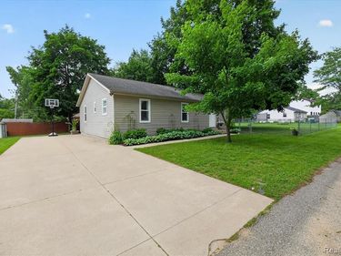 9115 Maplewood Drive, White Lake Twp, MI 48386