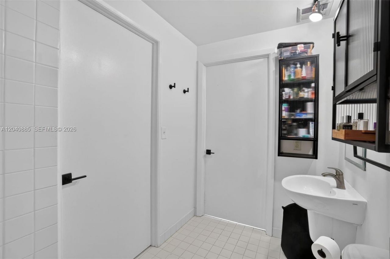 10 SW South River Dr, Unit 1005, Miami, FL 33130 Photo