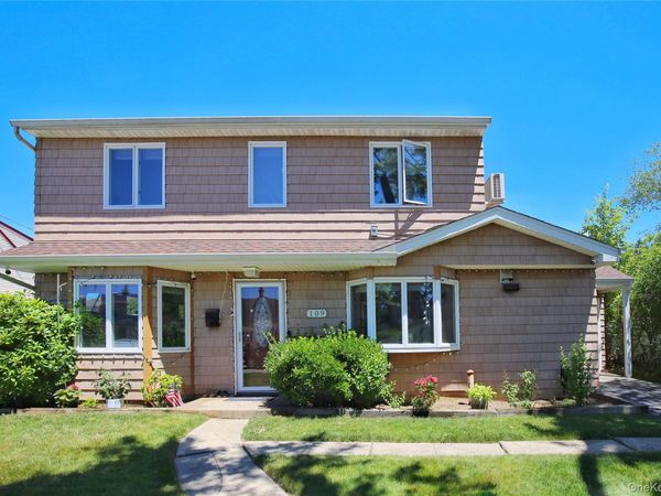 109 Old Oak Lane , Levittown, NY 11756