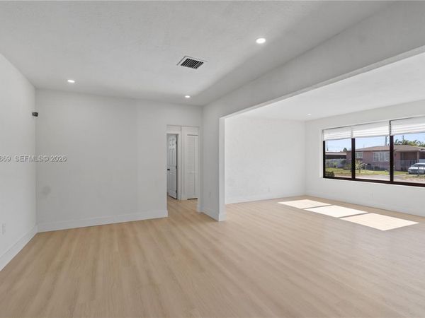31 W 64th St, Hialeah, FL 33012