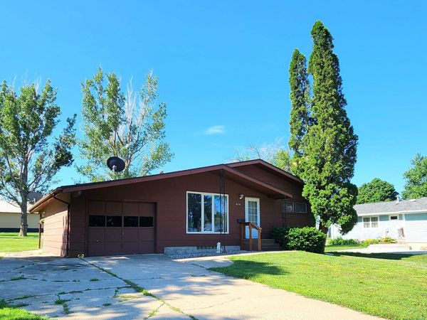 414 Railroad St., Hull, IA 51239