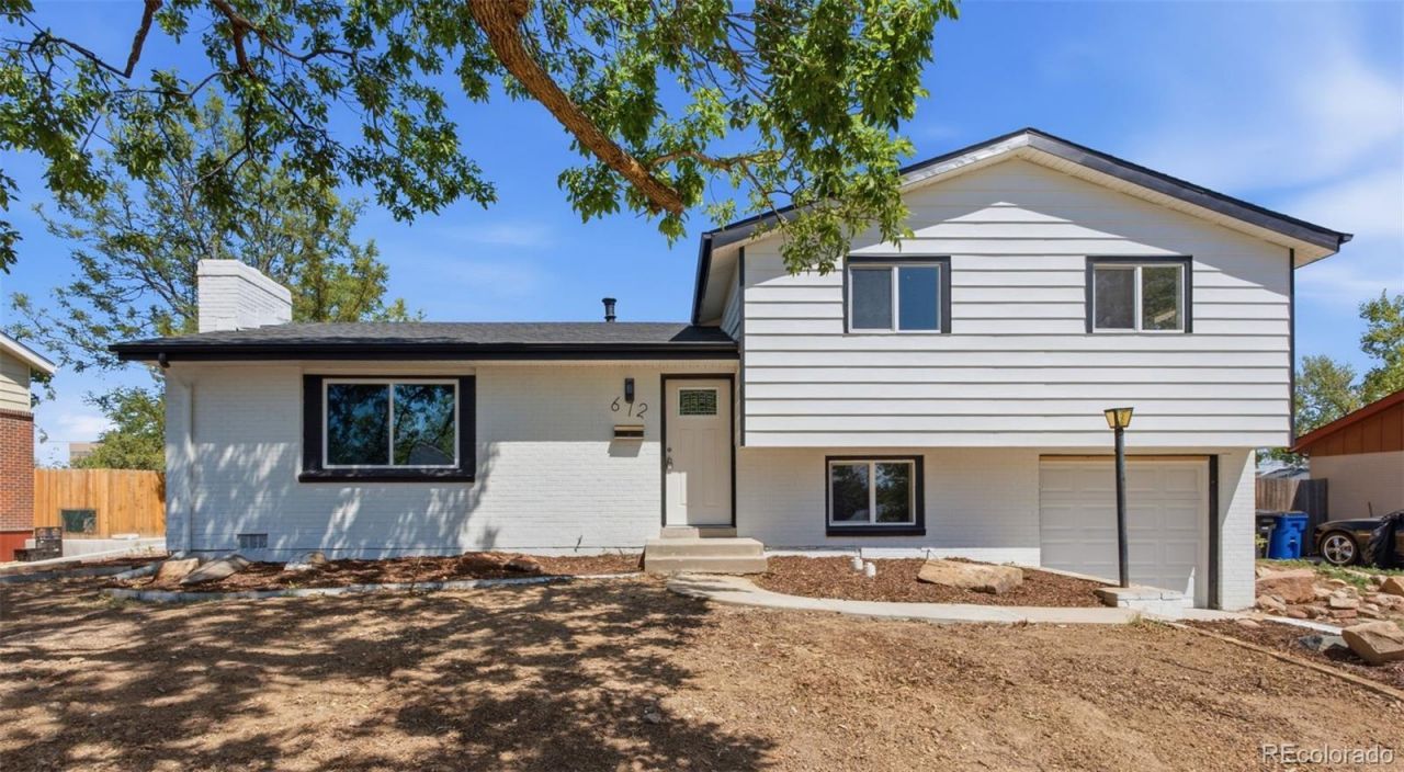 672 Elkhart Street, Aurora, CO 80011 Main Photo