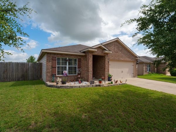 101 Hawkins LN, Jarrell, TX 76537