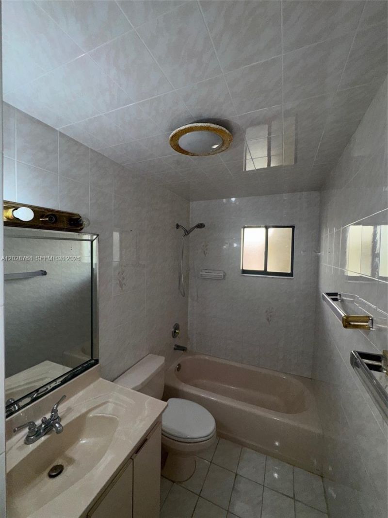 8625 NW 8th St, Unit 402, Miami, FL 33126 Photo