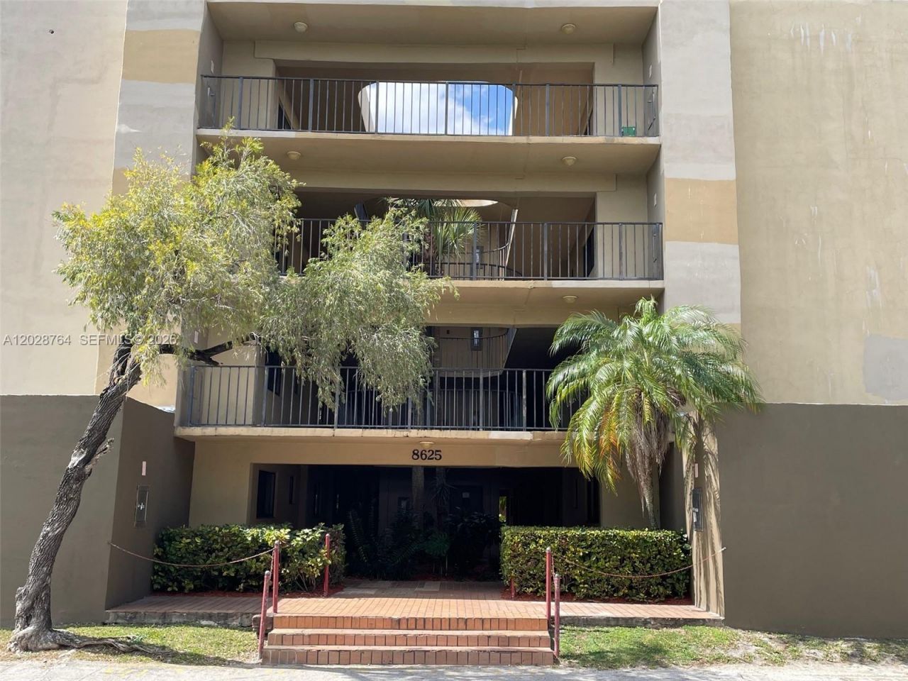8625 NW 8th St, Unit 402, Miami, FL 33126 Photo