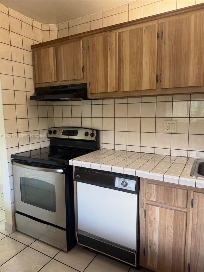 8625 NW 8th St, Unit 402, Miami, FL 33126 Photo