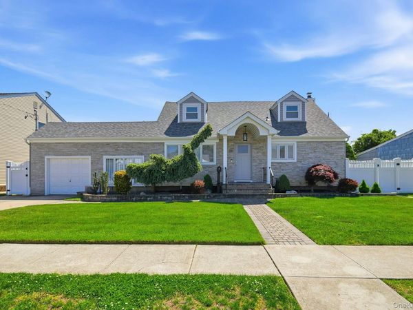 35 3rd Avenue, Massapequa Park, NY 11762