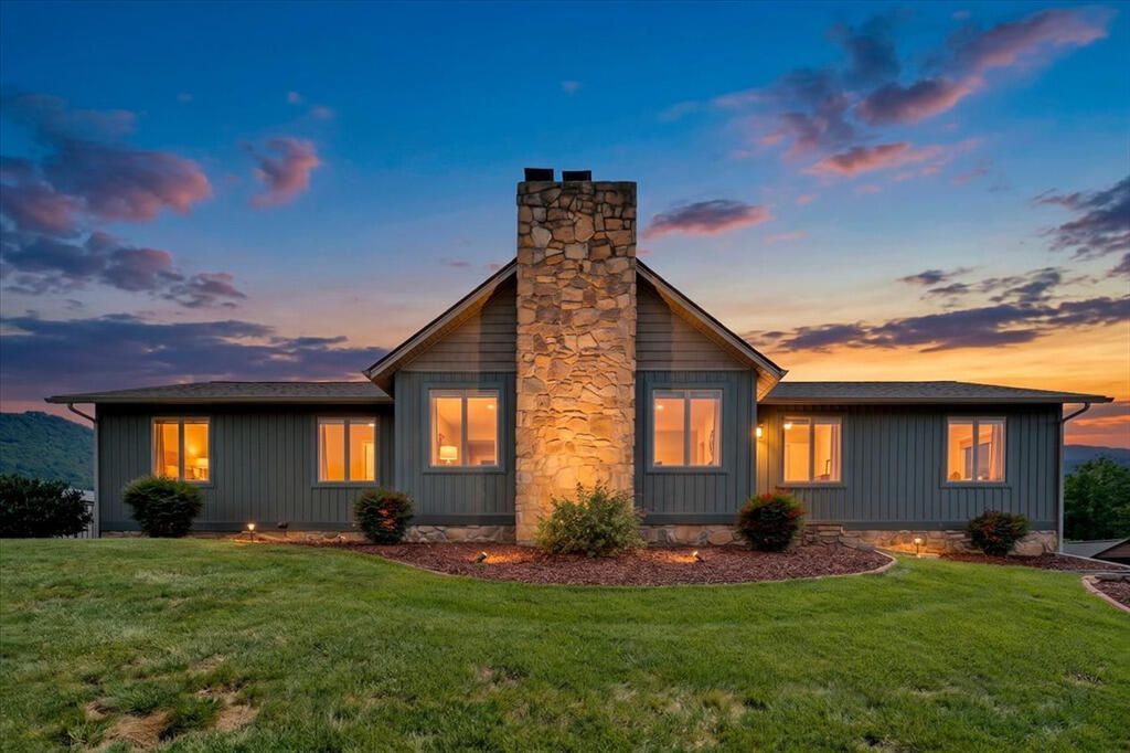 2418 Horsepen Mountain Cir, Vinton, VA 24179 Main Photo