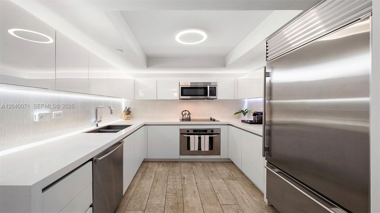 102 24 , Unit 1545, Miami Beach, FL 33139 Photo