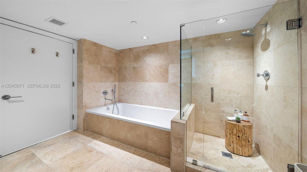 102 24 , Unit 1545, Miami Beach, FL 33139 Photo