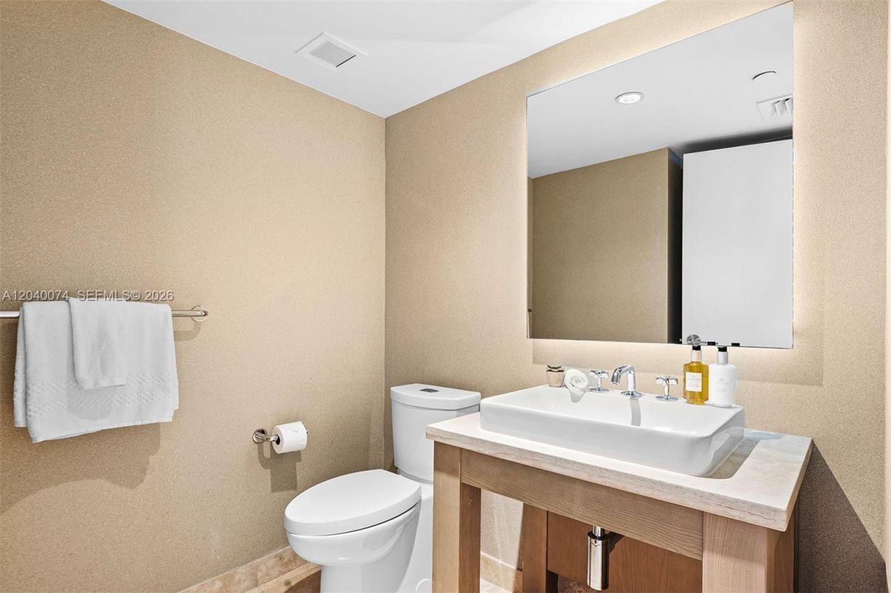 102 24 , Unit 1222, Miami Beach, FL 33139 Photo