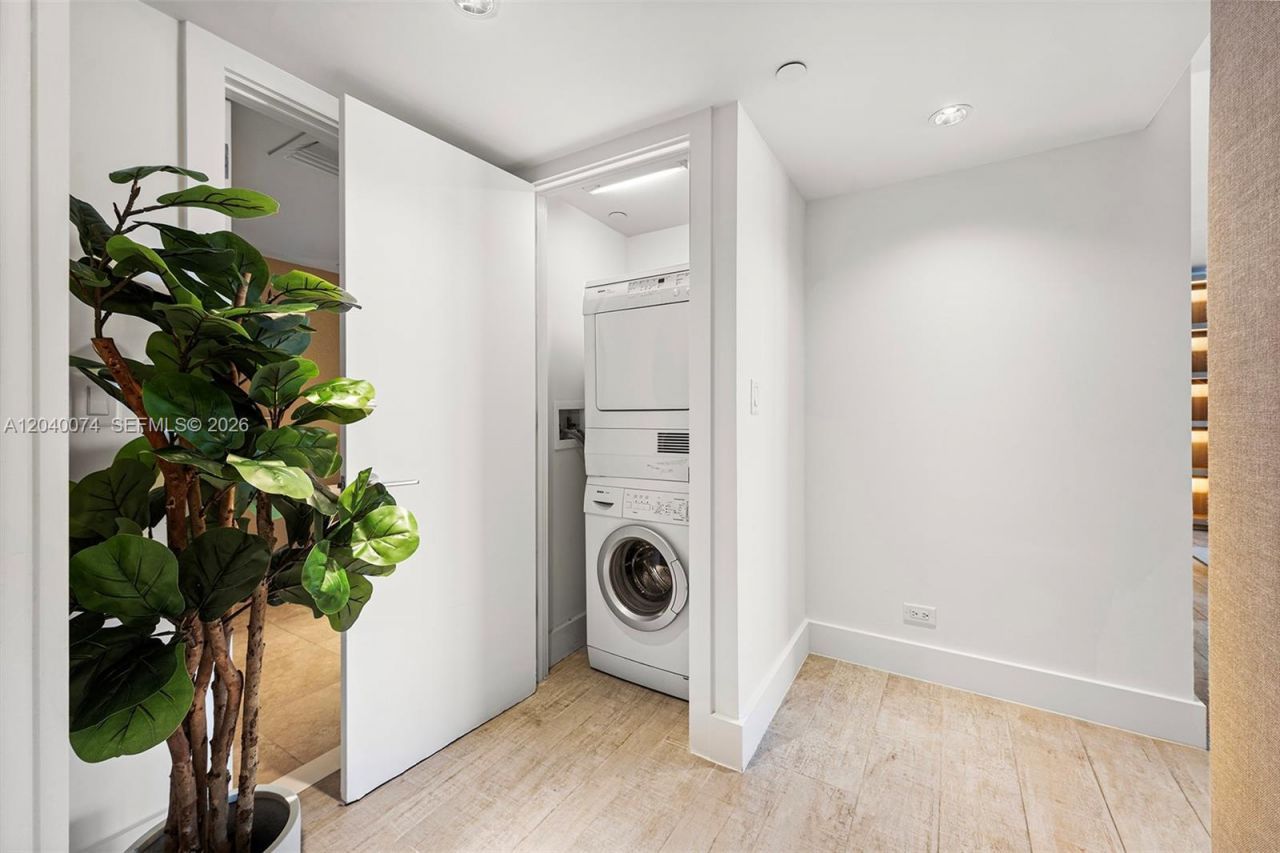 102 24 , Unit 1222, Miami Beach, FL 33139 Photo