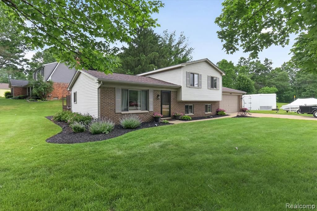 4903 Cape Town, Highland Township, MI 48356 Main Photo