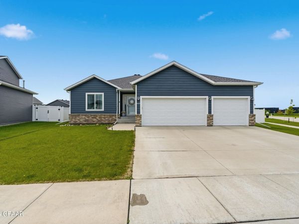 1023 58TH Avenue S, Grand Forks, ND 58201