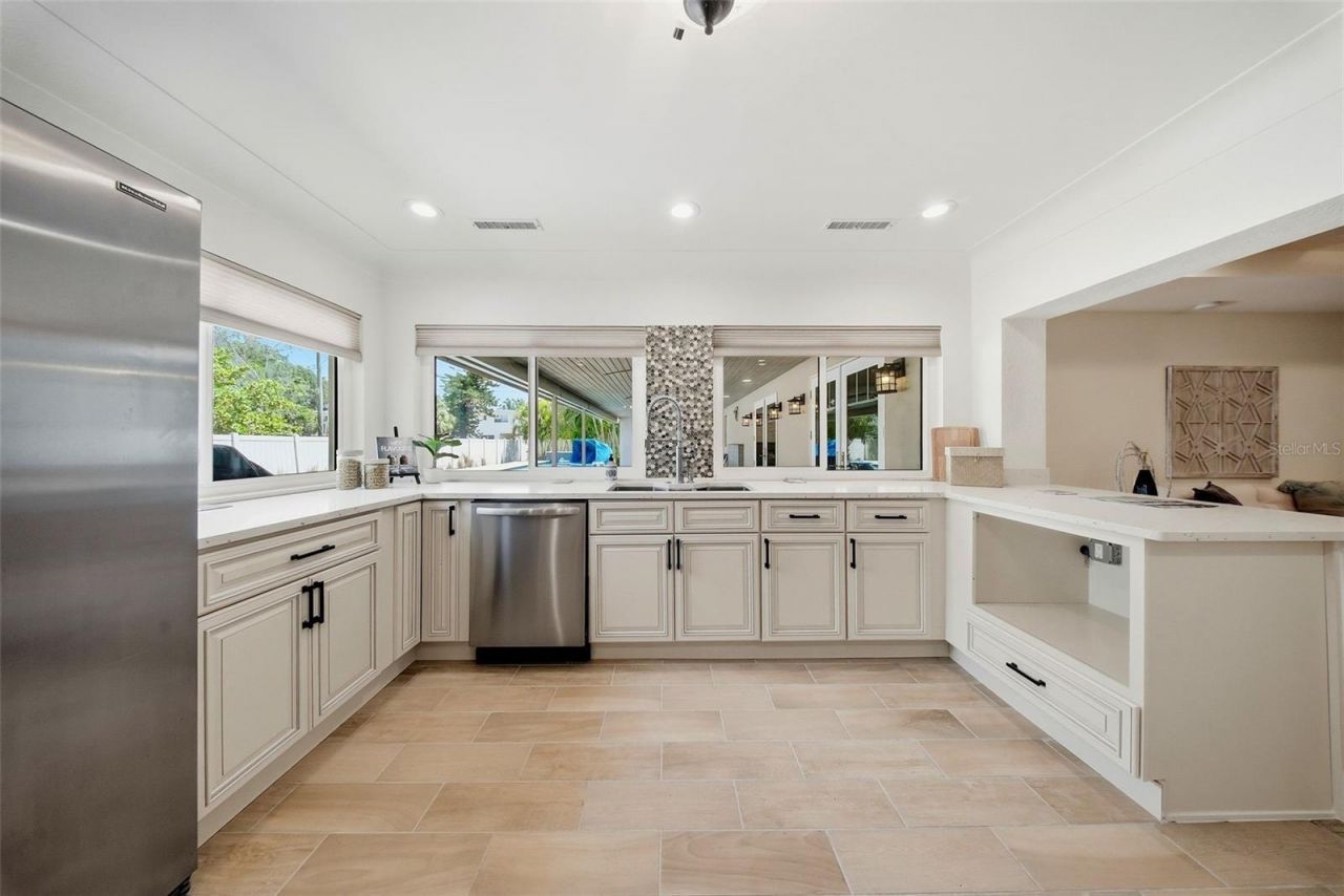 7039 Hibiscus Avenue S, South Pasadena, FL 33707 Photo
