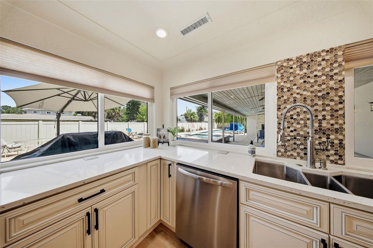 7039 Hibiscus Avenue S, South Pasadena, FL 33707 Photo
