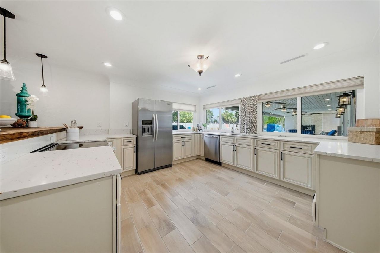 7039 Hibiscus Avenue S, South Pasadena, FL 33707 Photo