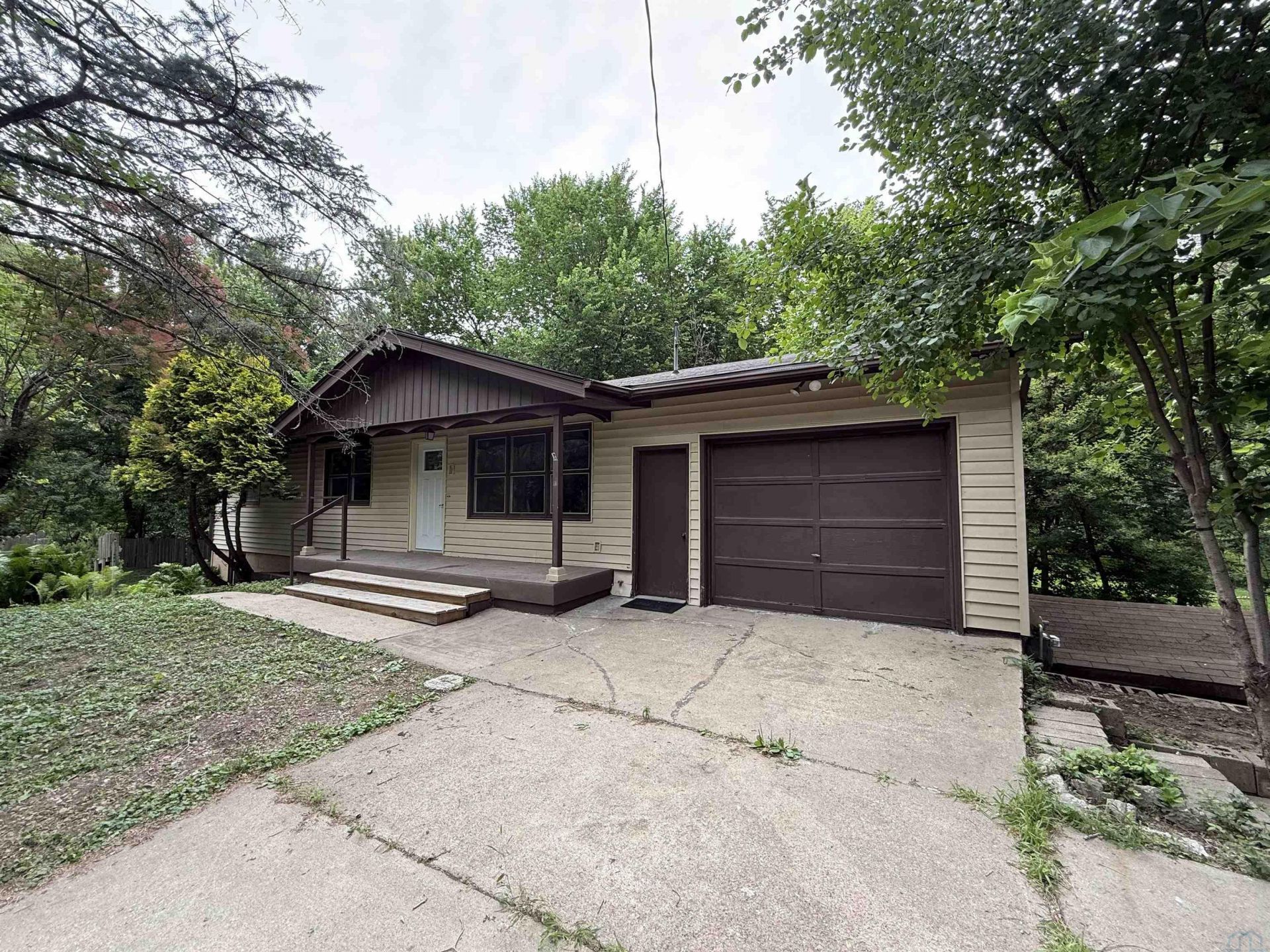 3420 Broken Kettle Rd, Sioux City, IA 51104 Main Photo