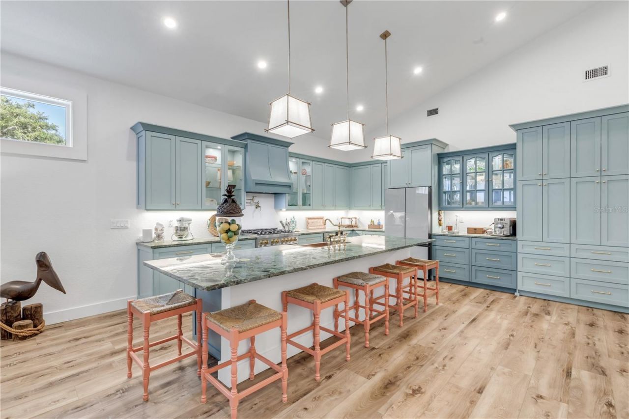 807 E 10th Avenue, New Smyrna Beach, FL 32169 Photo