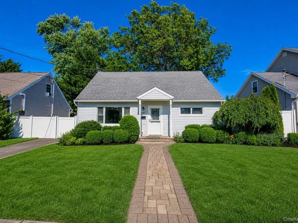 2355 Penatiquit Avenue , Seaford, NY 11783
