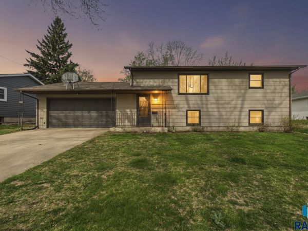 701 S Rohl Dr, Sioux Falls, SD 57103