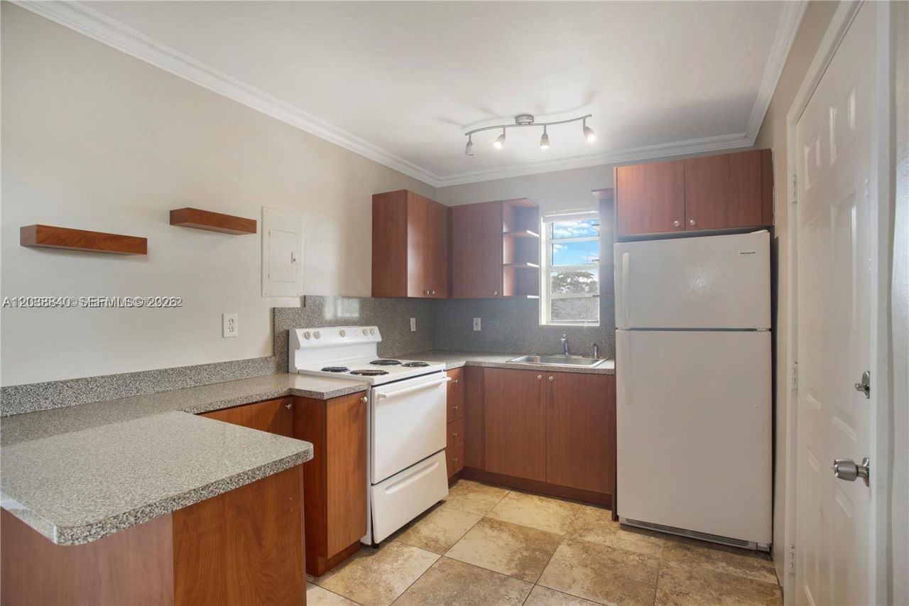 1020 SW 7th St , Unit 9, Miami, FL 33130 Photo