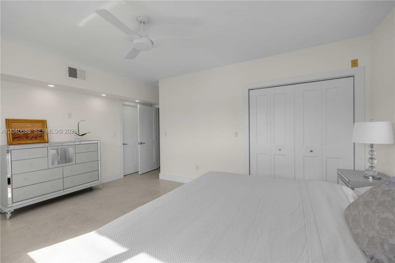 462 Golden Isles Dr , Unit 211, Hallandale Beach, FL 33009 Photo