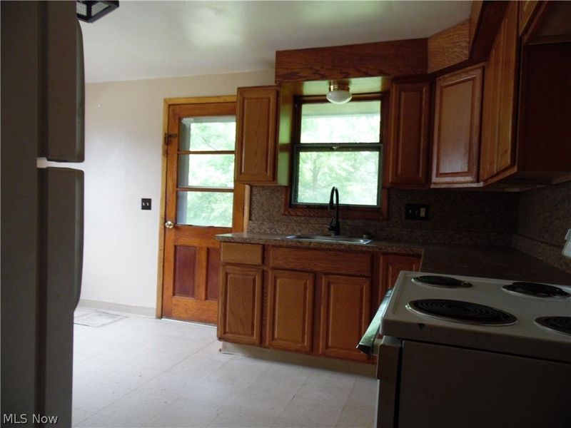 211 Clara Court, Louisville, OH 44641 Photo 7