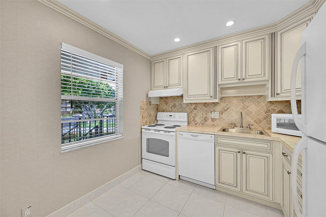 23 Abbey Lane, Unit 202, Delray Beach, FL 33446 Photo