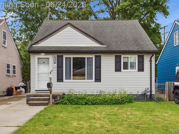 20644 Hollywood Street, Harper Woods, MI 48225